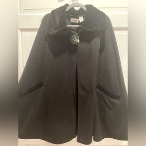Women’s velvet collar, black cloak coat with pockets.